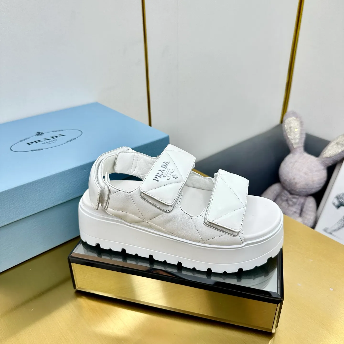 👟👟Ex-factory price 480👟👟 The highest version of Prada's new thick-soled casual sneakers. This sneaker continues the timeless silhouette and is a new classic item. Crafted from leather to enhance style. The style is light, with a triangle buckle logo and a 5CM thick sole. It is suitable for all seasons and can be matched with all kinds of casual styles. In an era where various styles are full of attention, the most long-term companion and the one that captures people's hearts bit by bit is undoubtedly the white shoe. Fabric: Cowhide Lining: Sheepskin Outsole: Original rubber outsole Sole thickness: 5CM Size 35-41